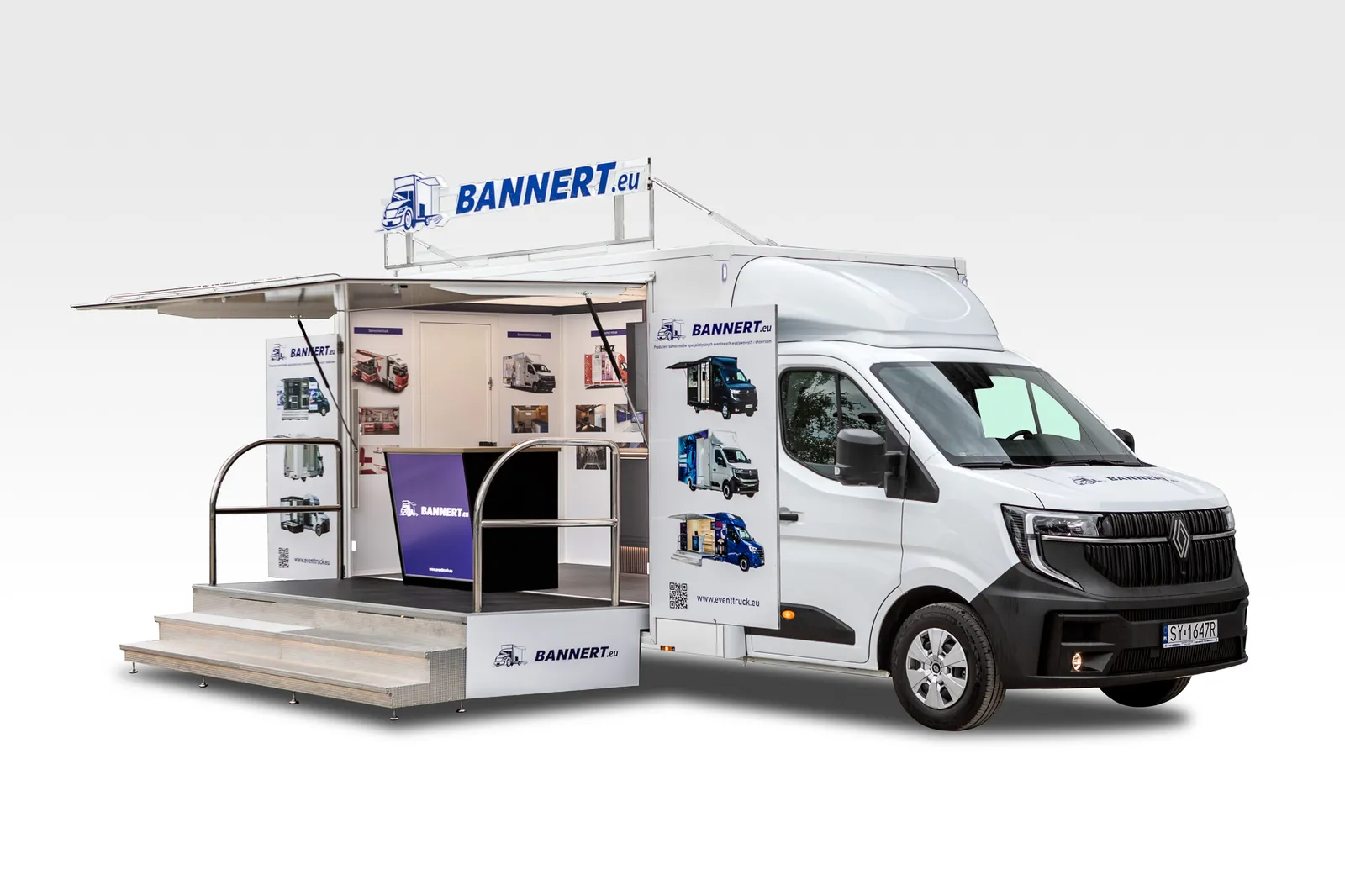 Camion d'exposition PromoVan sur Renault Master, trappe latérale relevée, plateforme et escalier dépliés