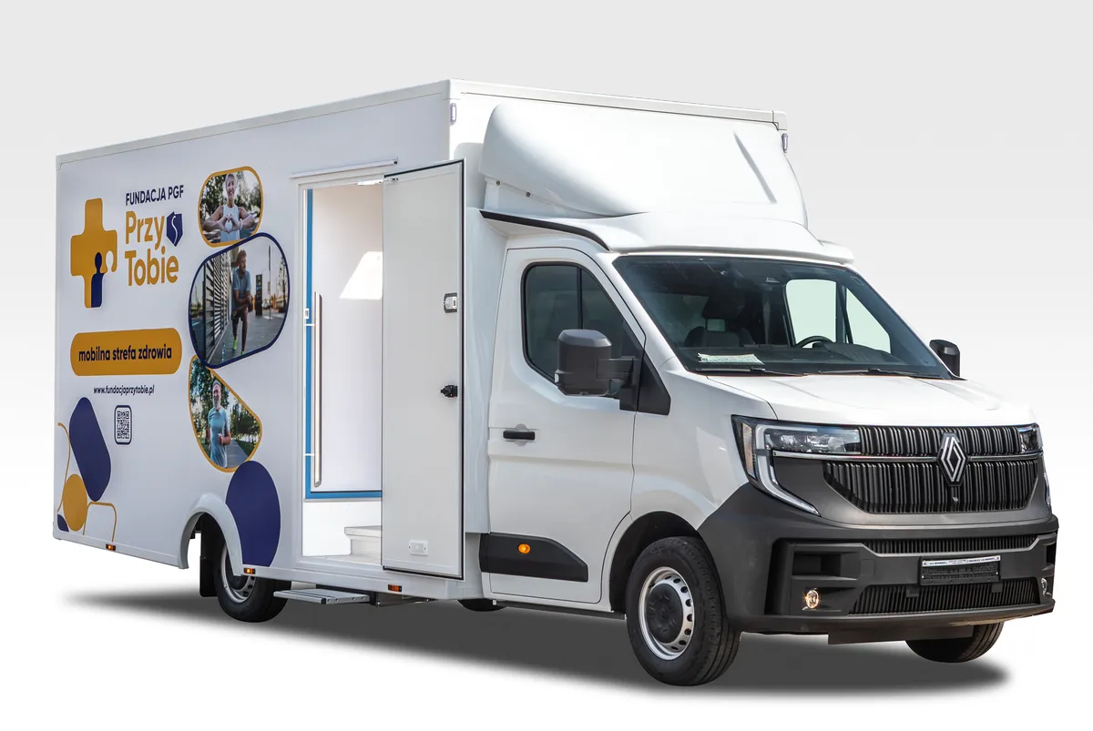 Camion médical blanc sur Renault Master, porte latérale ouverte sur un cabinet de consultation