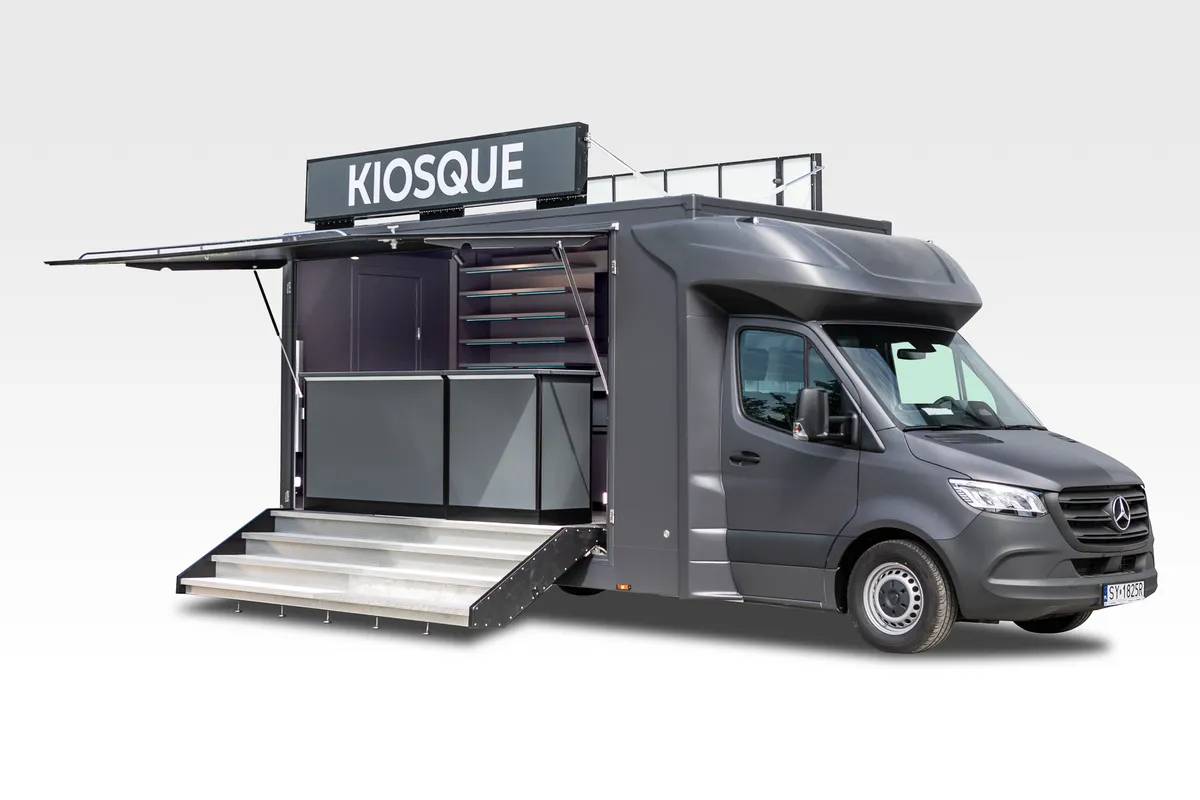Camion street food gris anthracite sur Mercedes Sprinter, enseigne Kiosque relevée, comptoir et escalier ouverts