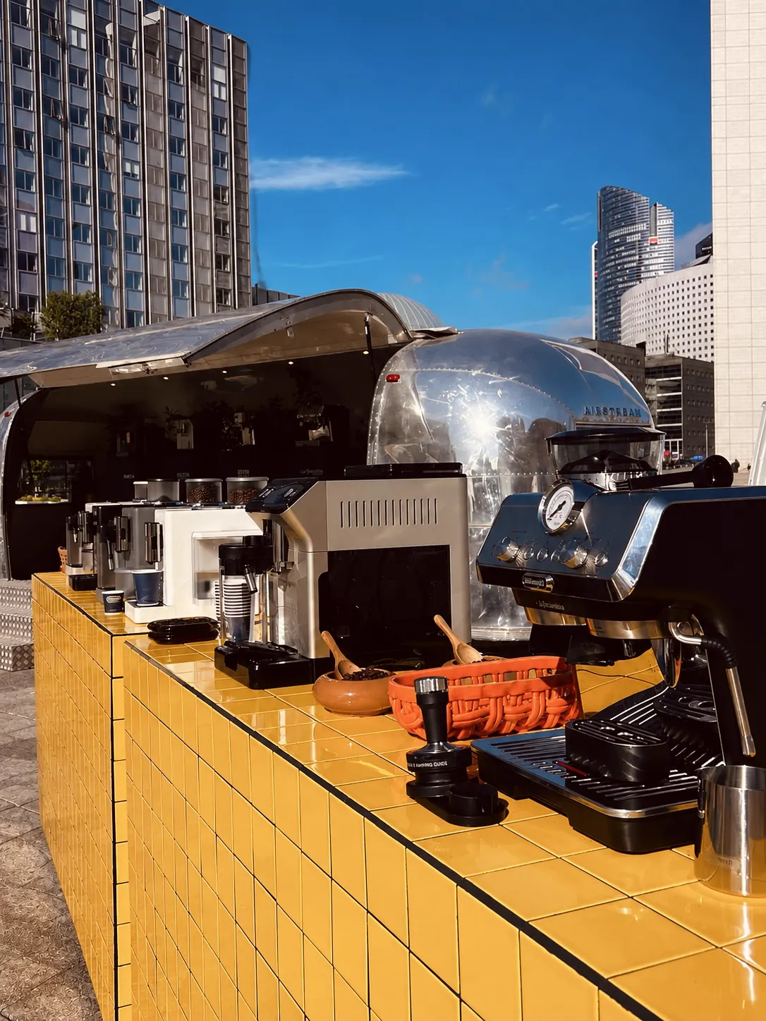 Comptoir jaune et machines à expresso devant la caravane