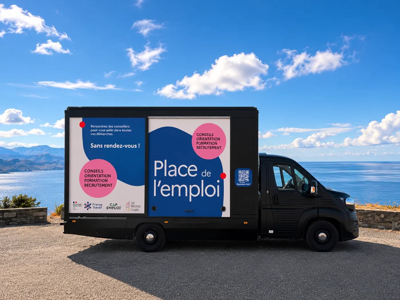 Camion vitrine noir « Place de l'emploi » face à la mer
