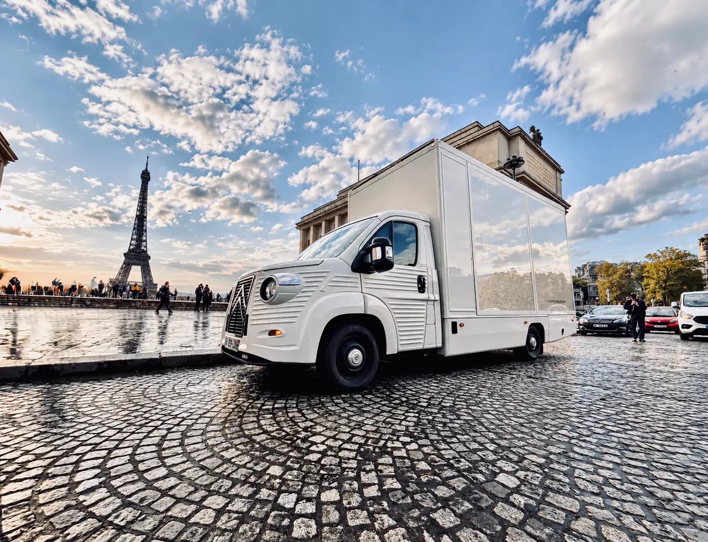 Camion Vitrine sur les pavés du Trocadéro, tour Eiffel en fond