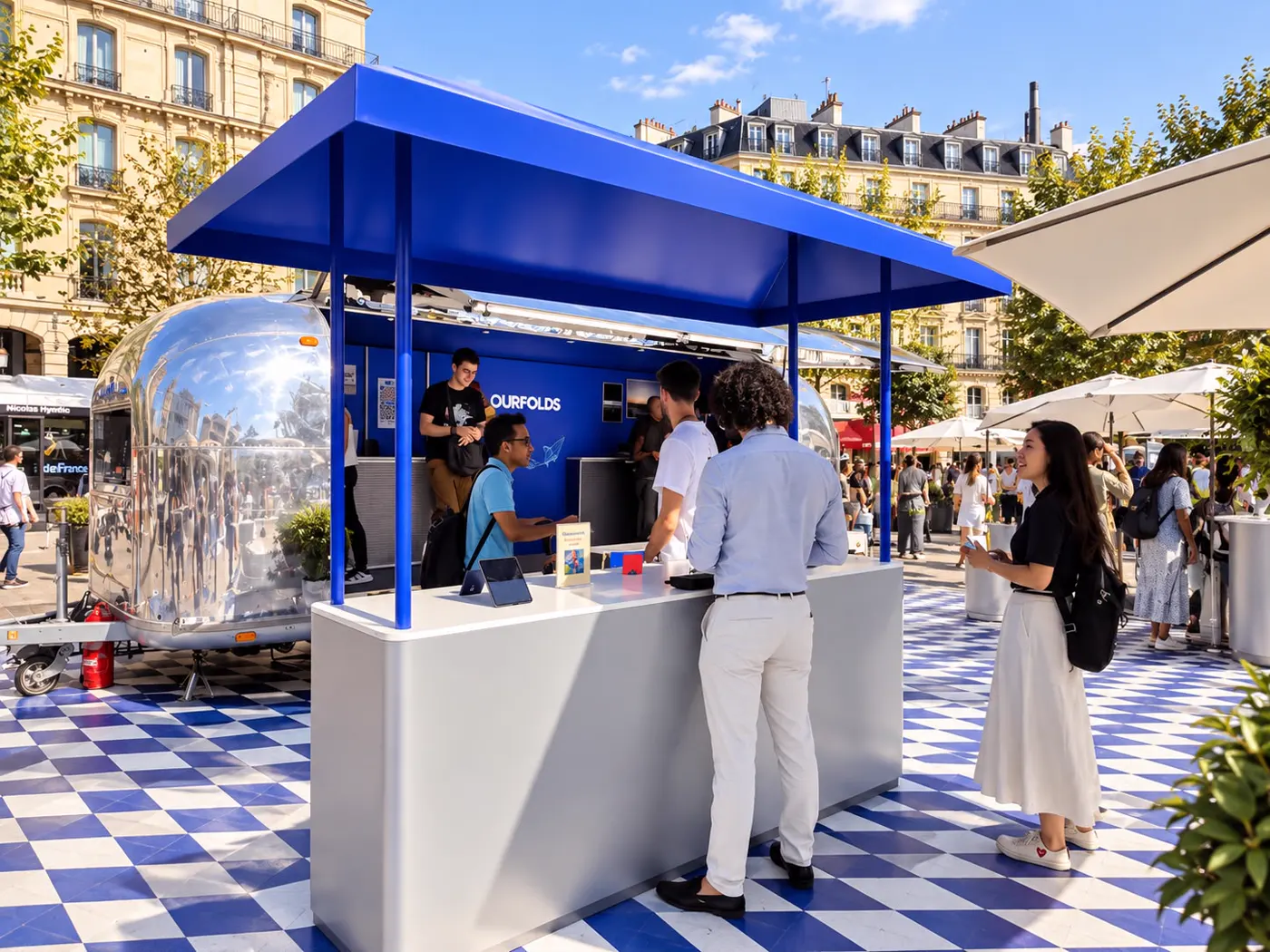 Stand Samsung et Airstream sur une place parisienne, visiteurs au comptoir