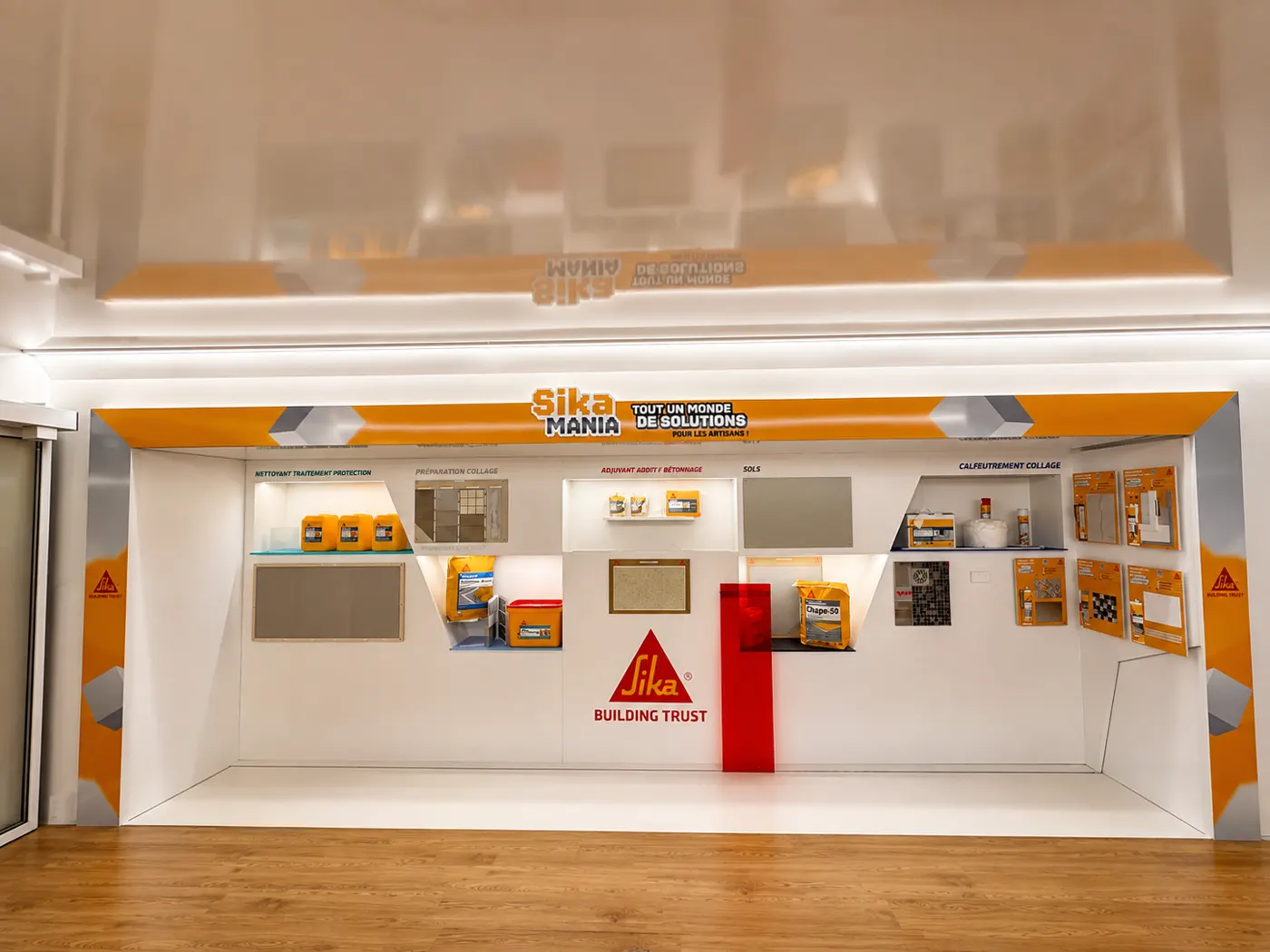 Intérieur du stand : mur de produits et podium rouge