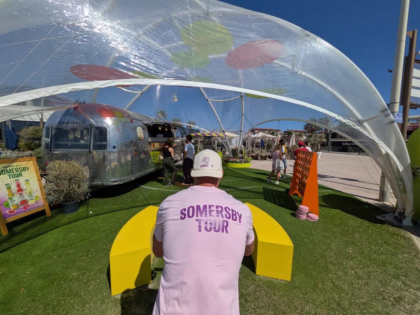 Somersby Tour : caravane Airstream et animations sous un dôme transparent en bord de mer
