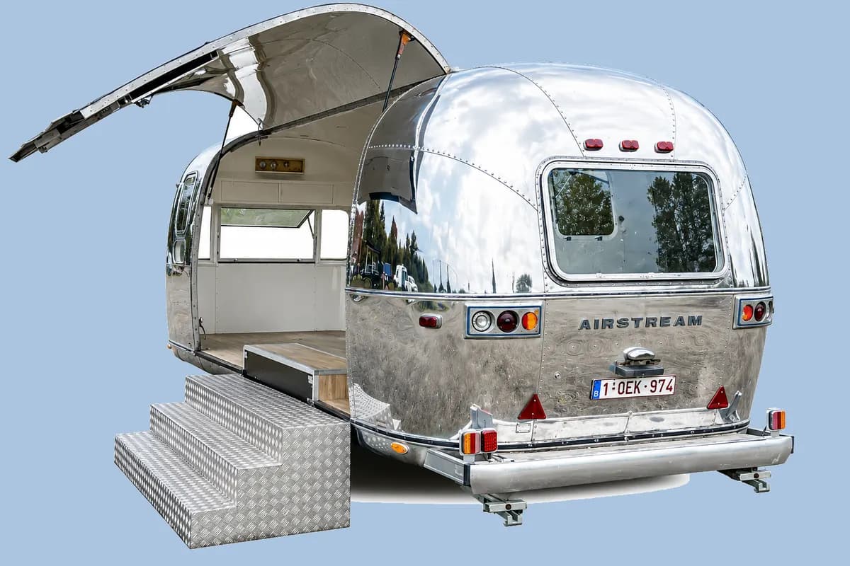 Caravane Airstream Overlander 1966 chromée, hayon relevé et marches déployées
