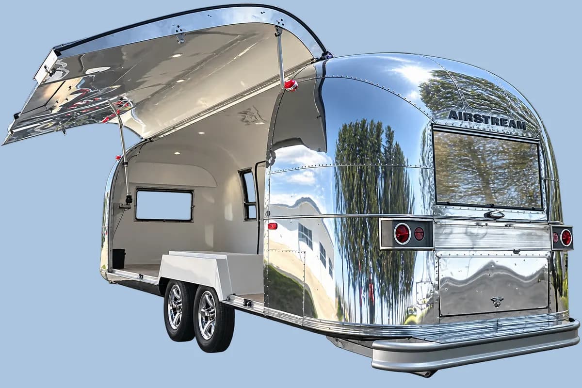 Caravane Airstream Safari 1973 chromée, flanc entièrement ouvert