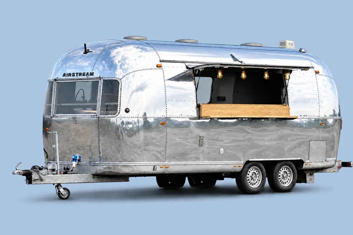 Caravane Airstream Safari 1976 en aluminium poli, ouverture bar latérale et comptoir bois
