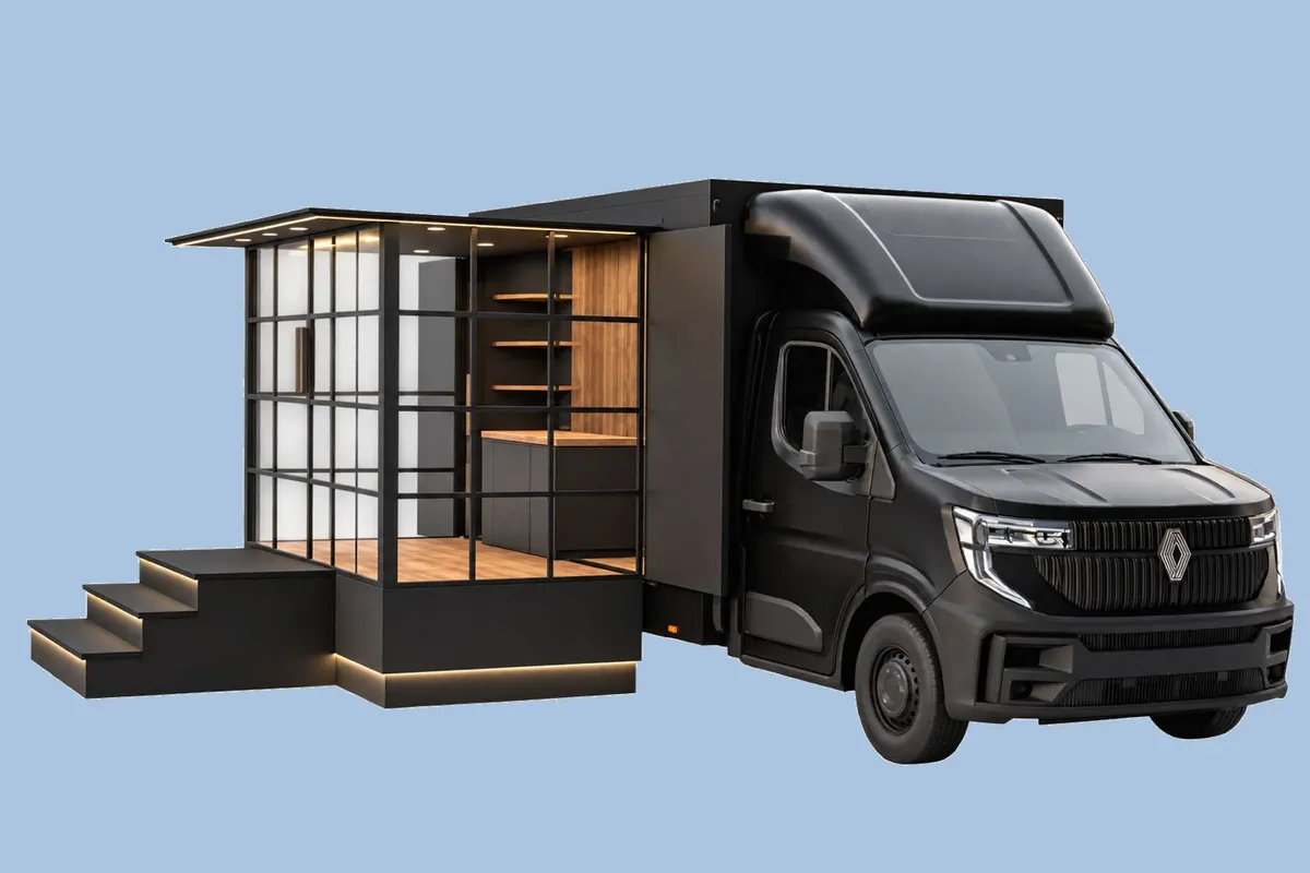 Camion podium noir, flanc déployé en espace fermé par une cloison vitrée, escalier d'accès éclairé