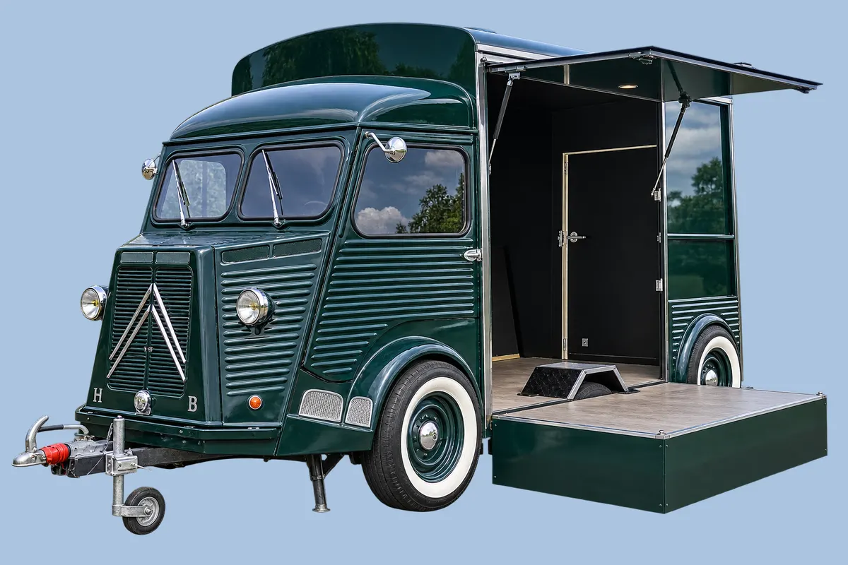 Remorque Citroën HY vert foncé ouverte en stand, plancher déployé sur béquilles