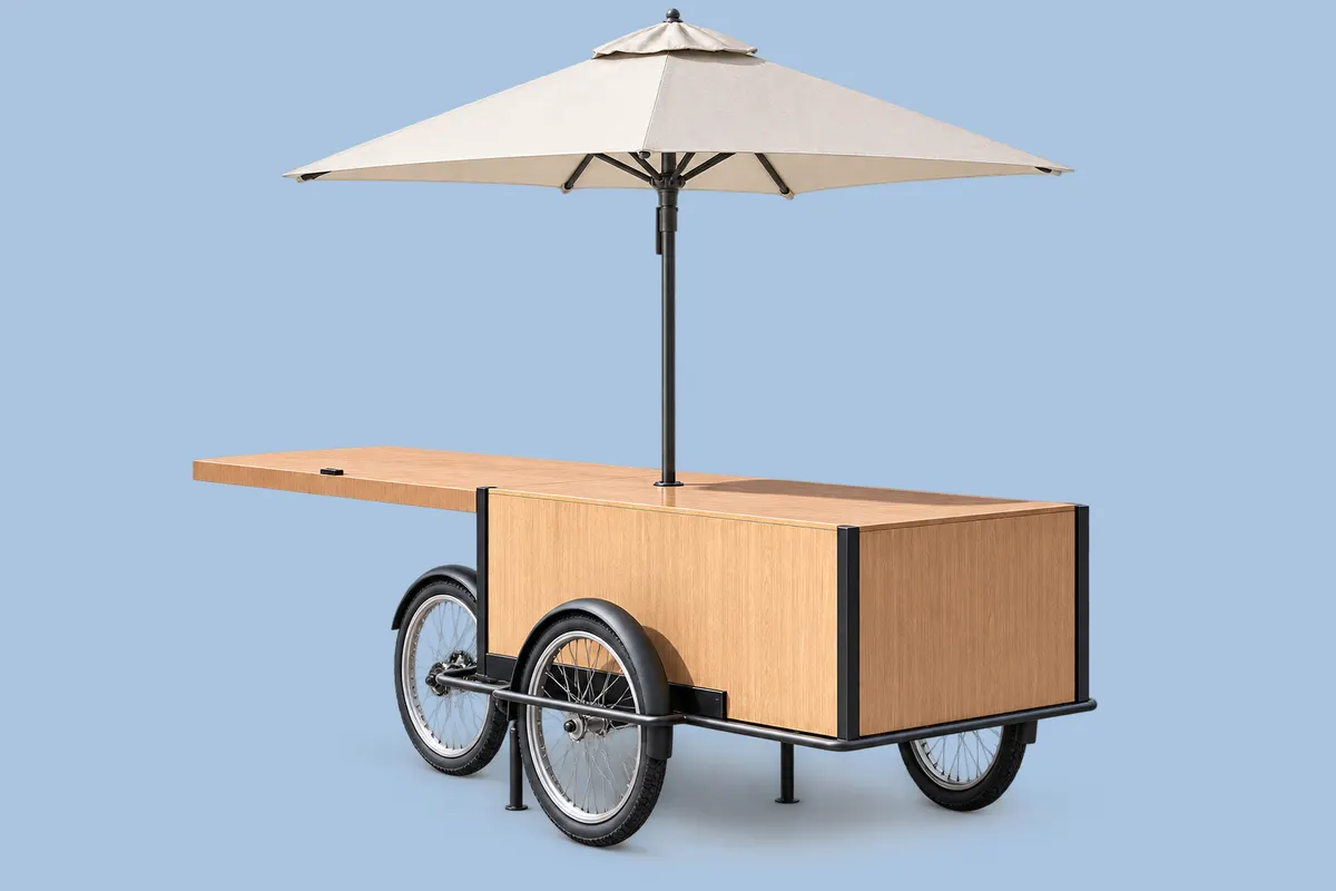 Vélo cargo en bois avec parasol, aménagé en comptoir mobile