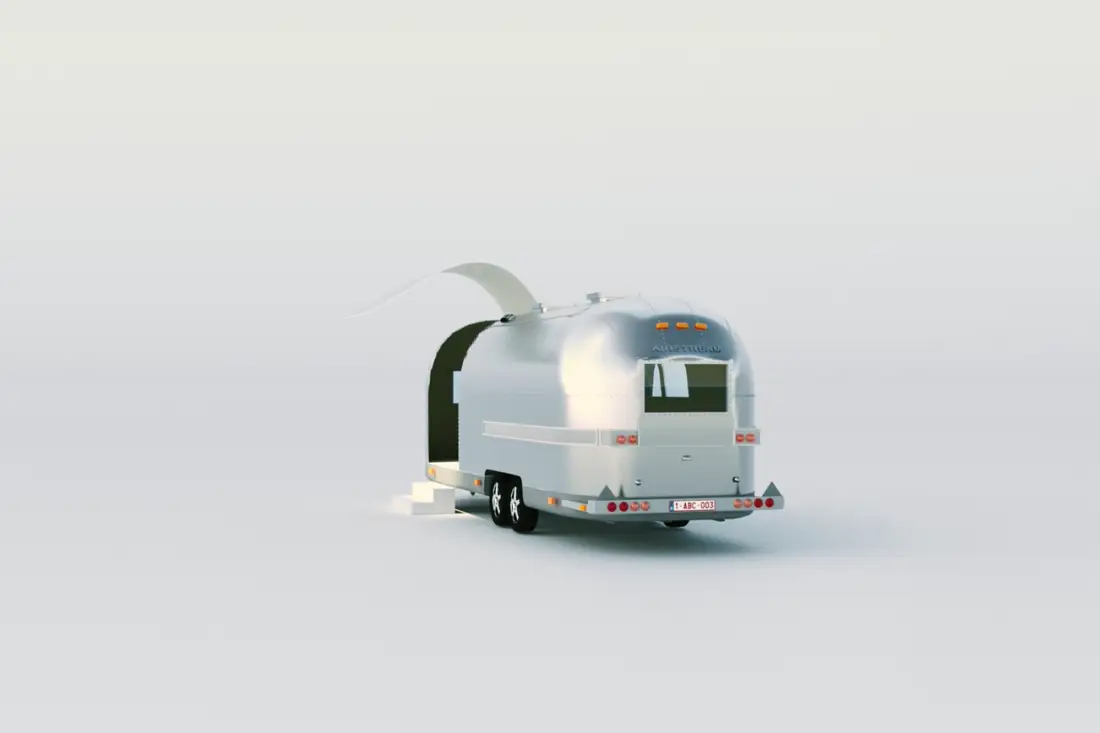 Caravane Airstream Sovereign 1973 chromée, porte ouverte et escalier d'accès