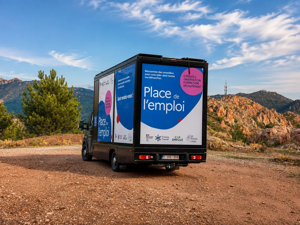 Camion Place de l'emploi de France Travail face aux roches rouges de l'Estérel